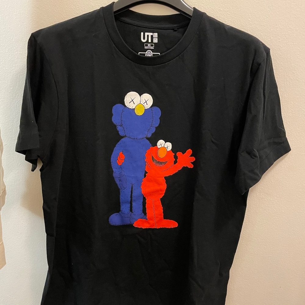 Uniqlo x Kaws x Sesame Street black XS size